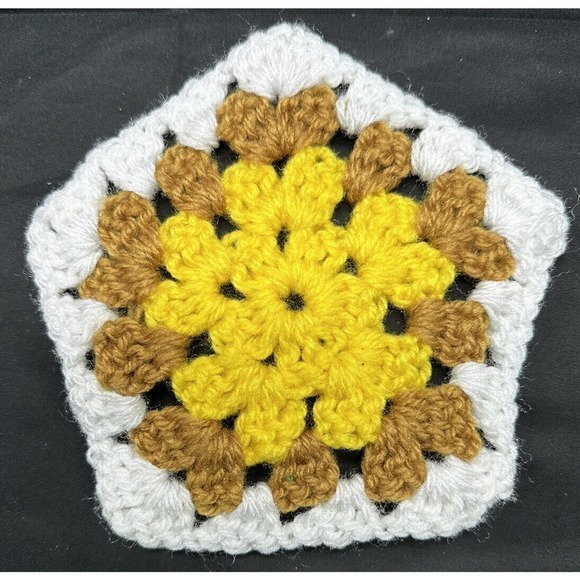 Vintage Handmade Crocheted Lot of 2 Hot Pads Pot Holders Trivets Pink White MCM - Picture 3 of 5